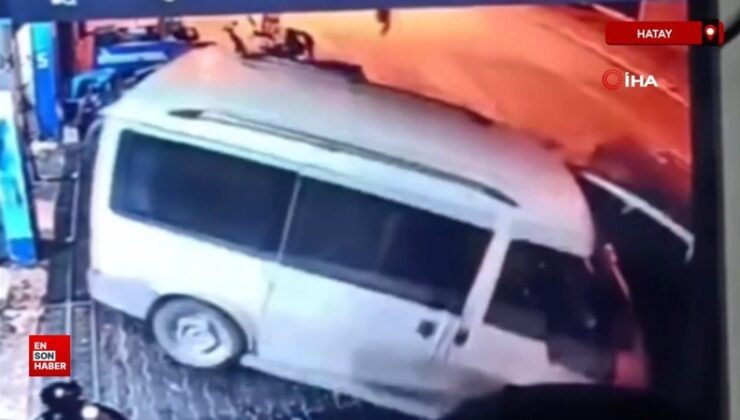 Hatay’da hafif ticari araç evvel patpata sonra minibüse çarptı