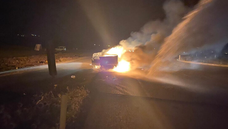 Hatay’da seyir halindeki arabada yangın