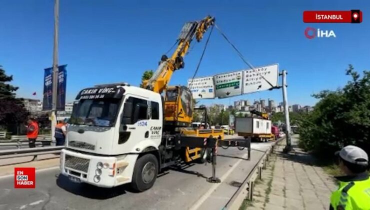 İstanbul Kadıköy’de yönlendirme levhasına takılan vinç şaha kalktı