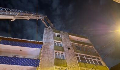 İstanbul’da 7 katlı binanın çatısında yangın paniği