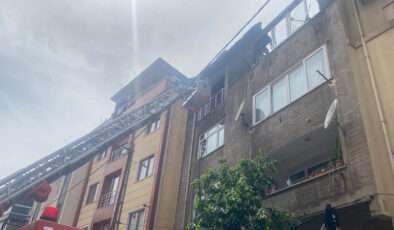 İstanbul’da bir binanın çatı katı yanarak alevlere teslim oldu