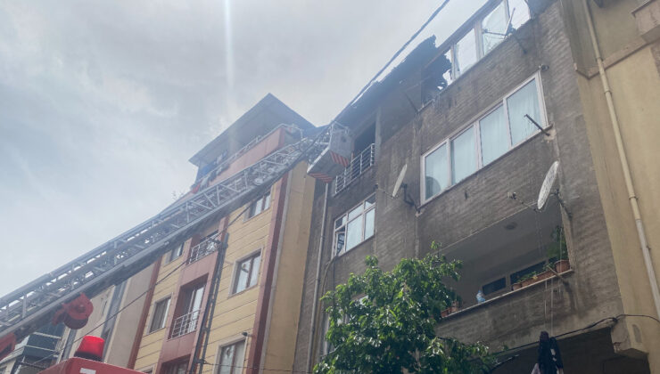 İstanbul’da bir binanın çatı katı yanarak alevlere teslim oldu