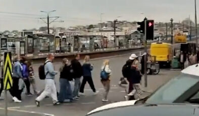 İstanbul’da bir turist kafilesi boş yolda yaya ışığını bekledi