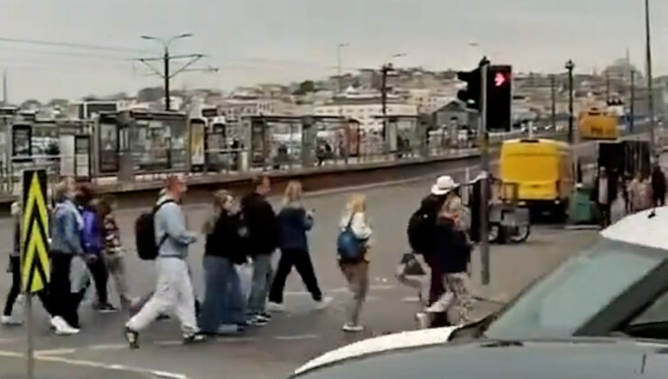 İstanbul’da bir turist kafilesi boş yolda yaya ışığını bekledi