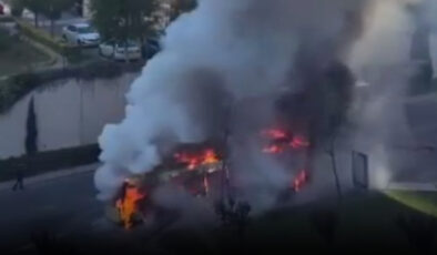 İstanbul’da İETT otobüsü alevler içinde yanarak kullanılamaz hale geldi