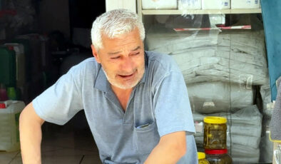 İstanbul’da iş yeri alevlere teslim olan şahıs uzun müddet gözyaşı döktü