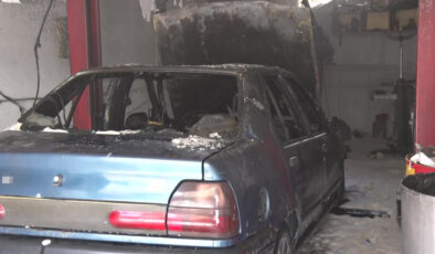 İstanbul’da tamirhanede araba alevler içinde yandı