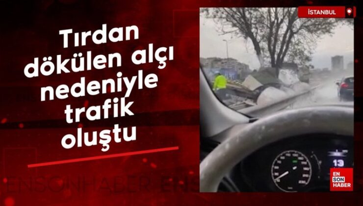İstanbul’da tırdan dökülen alçı nedeniyle trafik oluştu