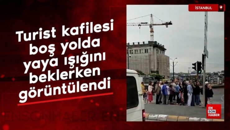 İstanbul’da turist kafilesi, boş yolda yaya ışığını beklerken görüntülendi