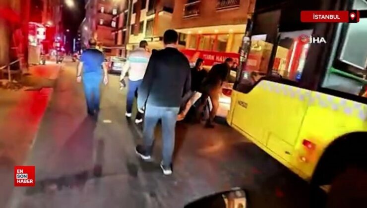 İstanbul’da yanılgılı park eden aracı vatandaşlar elleriyle kaldırdı