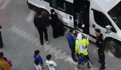 İstanbul’da yanlışlı formda öğrenci indiren servis şoförü polisle tartıştı
