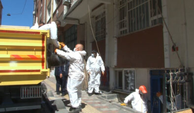 İstanbul’da zihinsel engelli kızıyla birlikte yaşayan bayanın konutundan tonlarca çöp çıktı