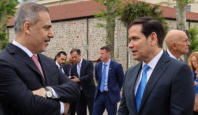 İstanbul’daki barış toplantısından dikkat çeken kare