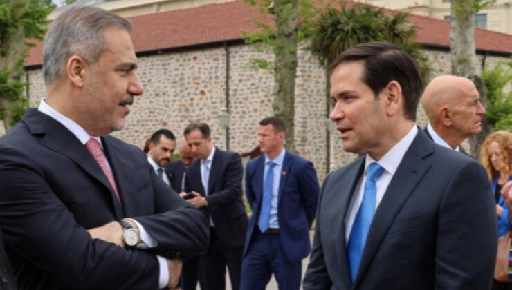 İstanbul’daki barış toplantısından dikkat çeken kare