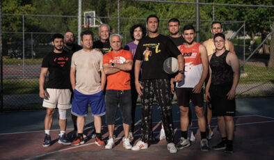 İzmir’de iki emekli, basketbol alanlarının ruhunu gençlerle tekrar canlandırıyor