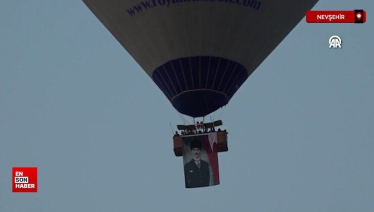 Kapadokya’da balonlar Türk bayrakları ve Atatürk posterleriyle uçtu