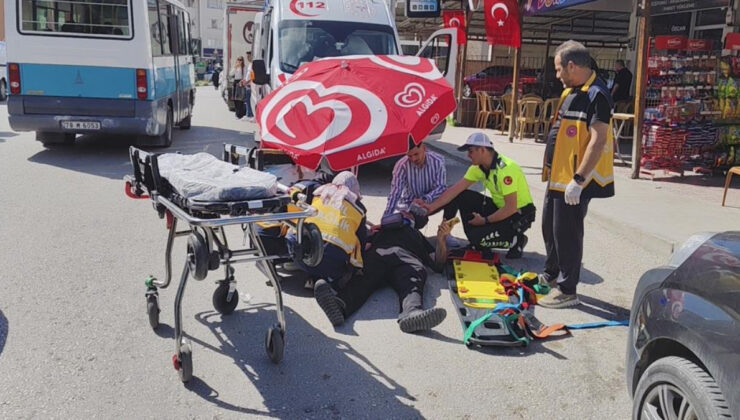 Karabük’te güneş altındaki kazazedeye şemsiye tuttular