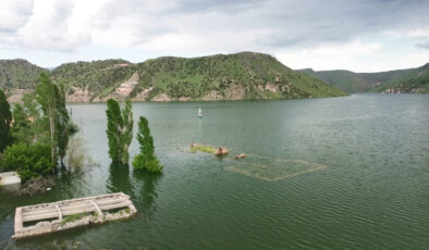 Kars’ta sular altında kalan köyden geriye cami minaresi kaldı