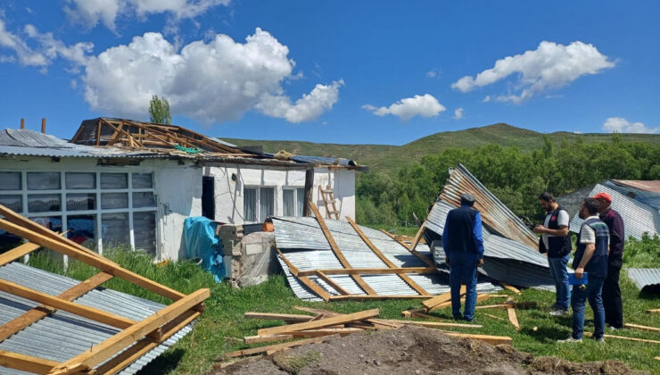 Kars’taki fırtınada 8 konut ve 3 ahırın çatısı uçtu
