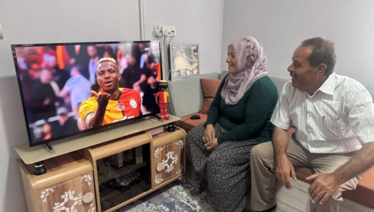Kayseri’de 52 yaşındaki Galatasaray taraftarı, Victor Osimhen’in bebeğini ördü