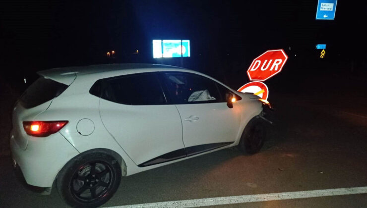 Kütahya’da ehliyetsiz ve alkollü şoför ‘dur’ levhasına çarptı