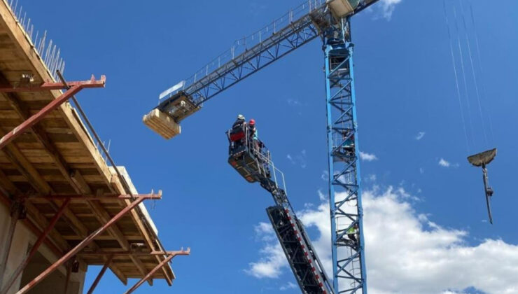 Malatya’da vinçte kötüleşen operatörü itfaiye erleri indirdi