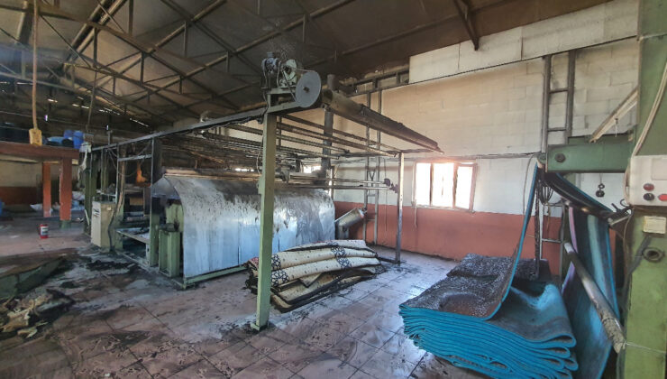 Manisa’da yün halı dokuma fabrikasında yangın çıktı