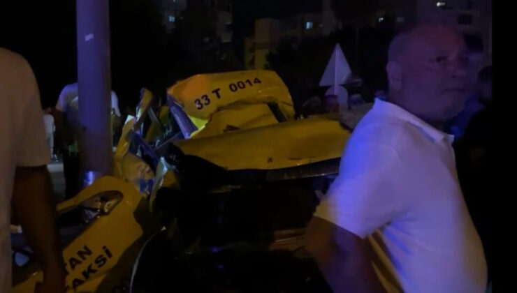 Mersin’de taksi direğe çarptı: 2 meyyit