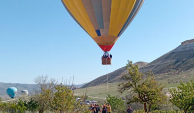 Nevşehir’de sıcak hava balonu, kayalıklara zarurî iniş yaptı