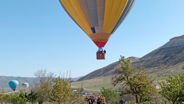 Nevşehir’de sıcak hava balonu, kayalıklara zarurî iniş yaptı