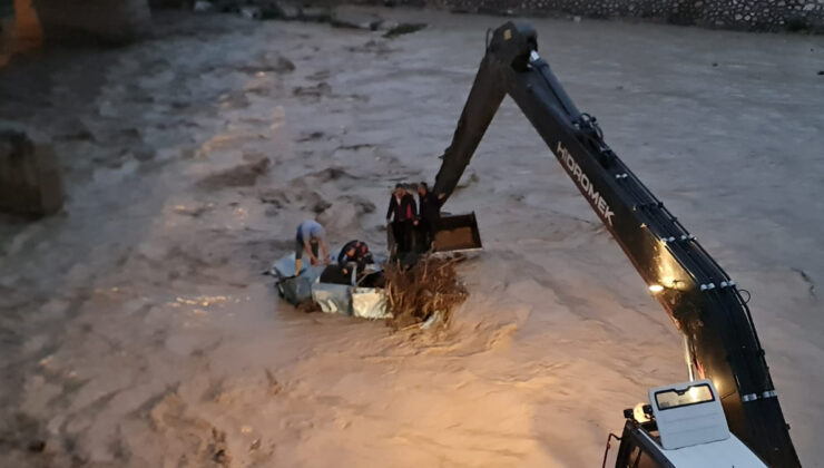 Osmaniye’de selde araçlar sürüklendi