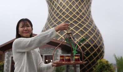 Rize’de Japon çay ustası Türk yöntemi çay demledi