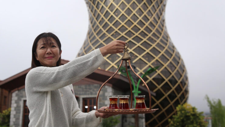 Rize’de Japon çay ustası Türk yöntemi çay demledi