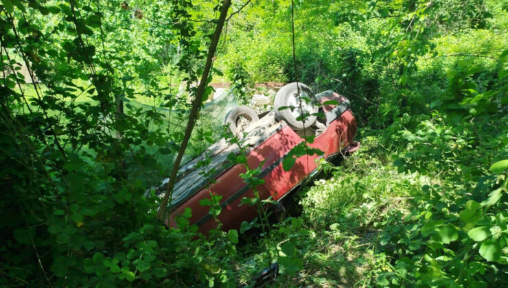 Sakarya’da araba şarampole devrildi: 2 yaralı