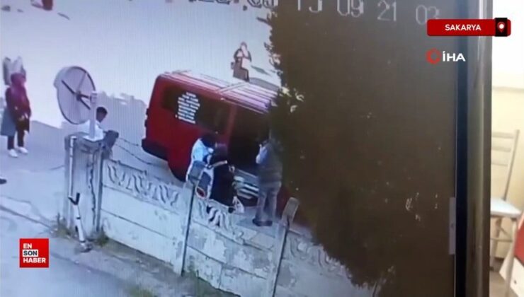 Sakarya’da dolmuştan inmek istedi, araç hareket edince yerde sürüklendi