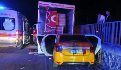 Sakarya’da taksi önündeki kamyonete çarptı