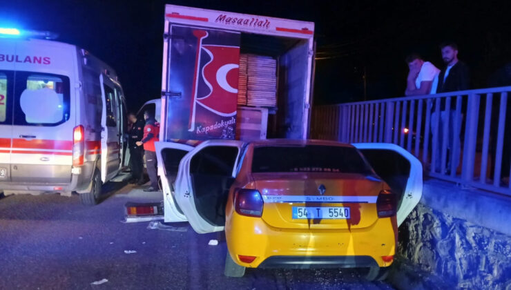 Sakarya’da taksi önündeki kamyonete çarptı