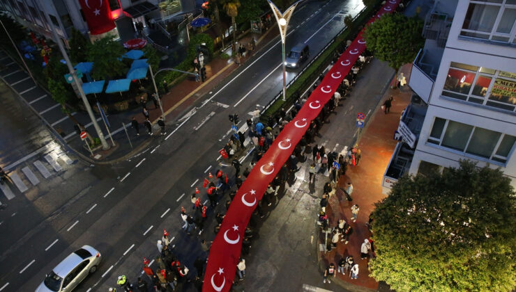 Samsun’da 1919 metrelik dev bayrakla yağmur altında tarihi yürüyüş