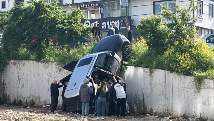 Samsun’da lüks cip kaza sonrası duvarda asılı kaldı