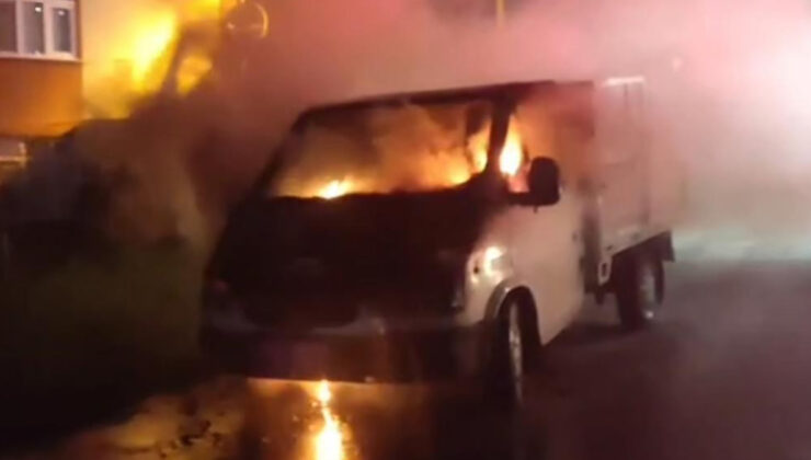 Samsun’da park halindeki kamyonet küle döndü