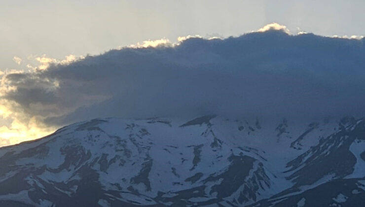 Süphan Dağı’nın tepesindeki bulutlar mest etti