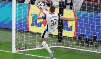 Taraftarlar gol diye ayağa kalkmıştı: UEFA Avrupa Ligi finalinde kupaya uzanan müdahale