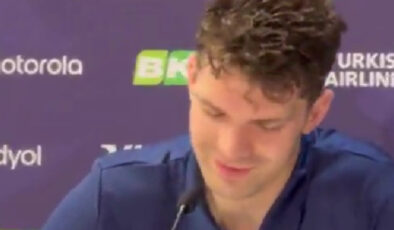 Tarık Biberovic, basın toplantısında tesbih çekti