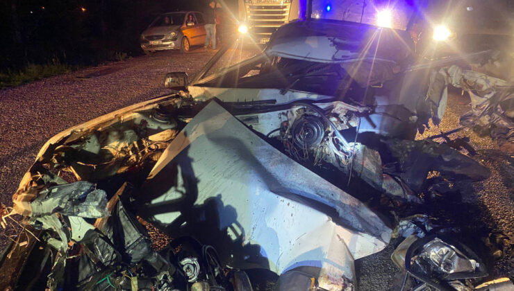 Tokat’ta iki araba baş başa çarpıştı