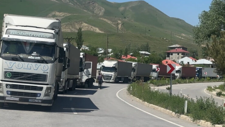 Türkiye-İran hududunda 2 kilometrelik tır kuyruğu