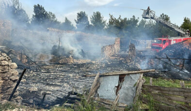 Uşak’ta ahır yangını: 54 kuzu telef oldu