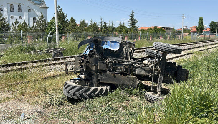 Uşak’ta hemzemin geçitte traktör ile tren çarpıştı