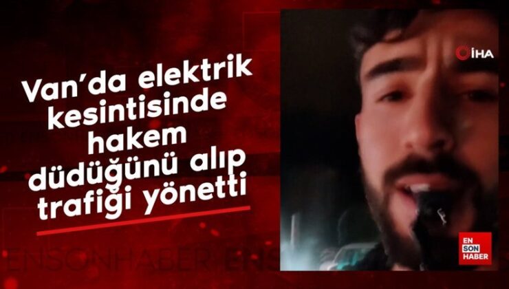 Van’da elektrik kesintisinde hakem düdüğünü alıp trafiği yönetti