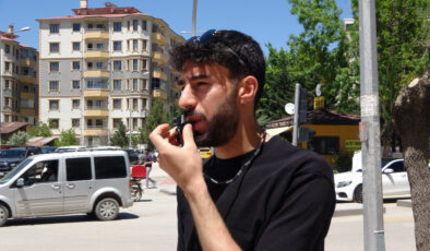 Van’da elektrik kesintisinde hakem düdüğünü alıp trafiği yönetti