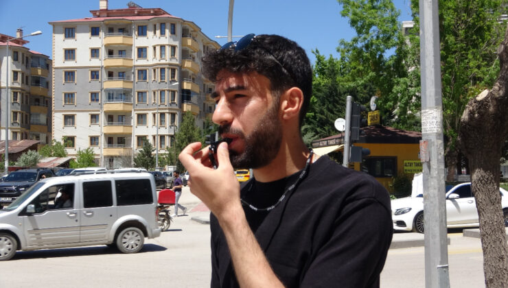 Van’da elektrik kesintisinde hakem düdüğünü alıp trafiği yönetti